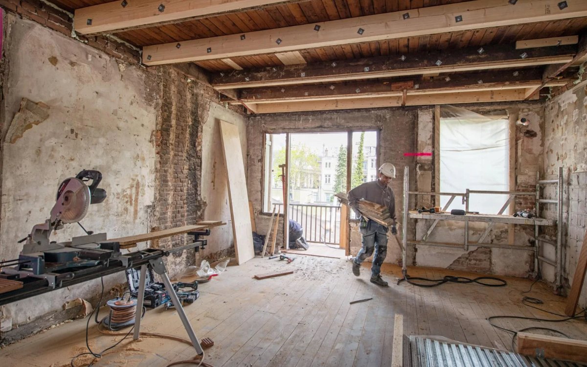 Een vakman werkt met materieel op een renovatieproject van Schadenberg.