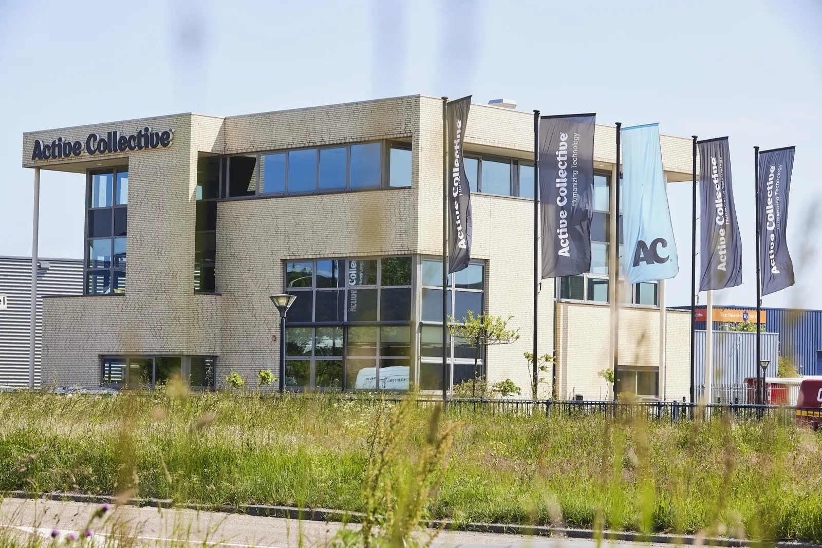 Het kantoor van Active Collective met vlaggen aan de Noorderweg in Beverwijk