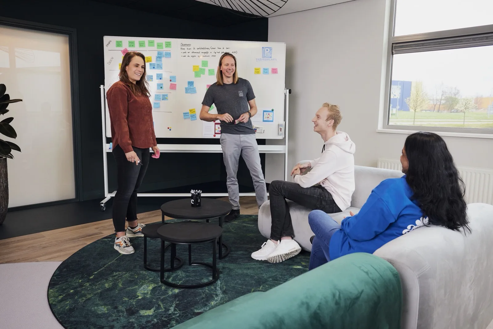 Het team van Active Collective tijdens een werksessie bij het whiteboard