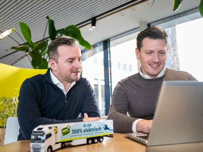 Twee Lidl-collega’s werken samen achter een laptop op de Campus.