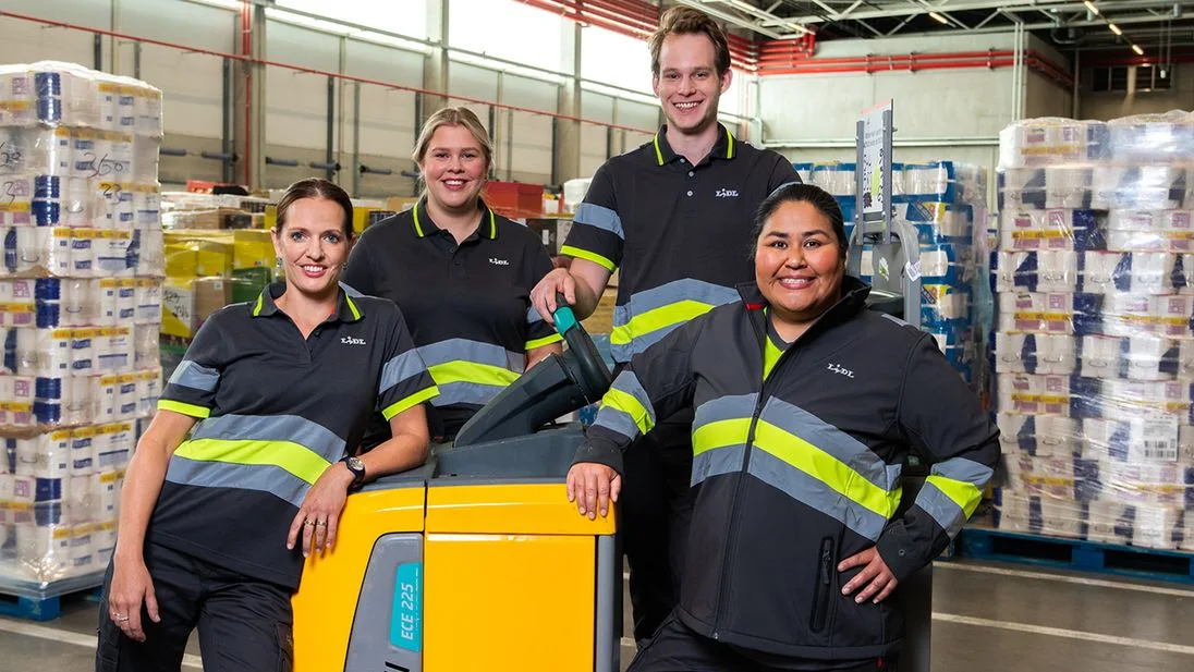 Lidl-medewerkers in een distributiecentrum.