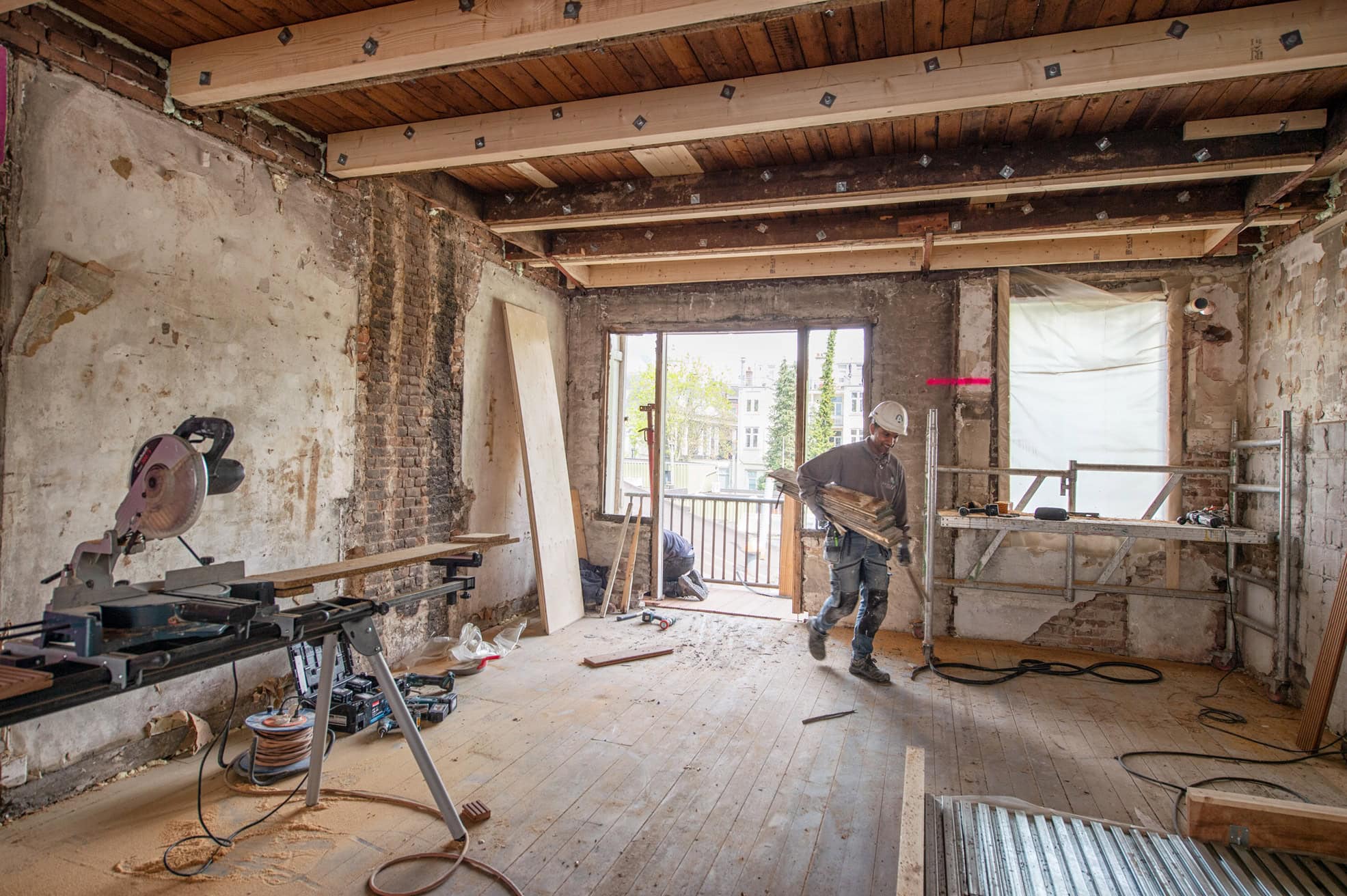 Vakman aan het werk in een renovatieproject van Schadenberg Groep.