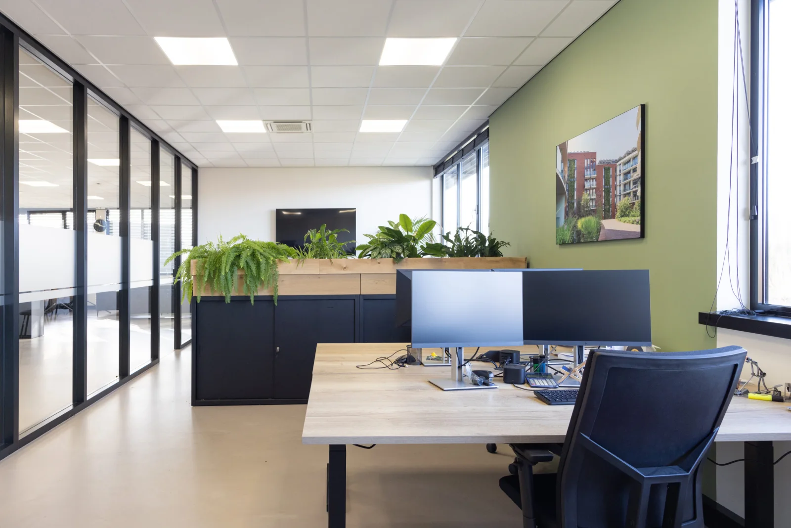 Medewerkers bespreken samen een digitale werkstroom.