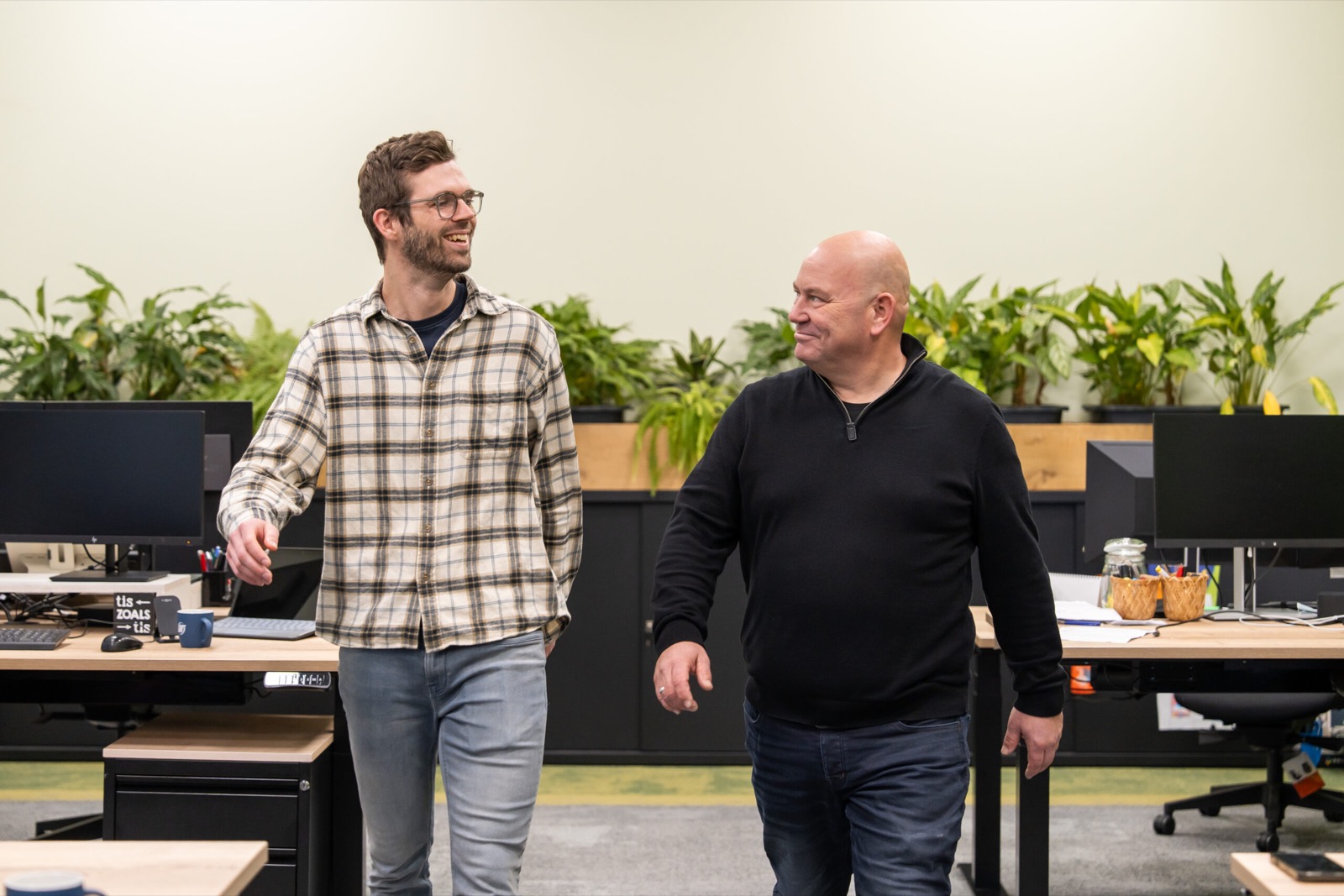 Wouter Smit in gesprek met een collega op kantoor bij Schadenberg Groep.