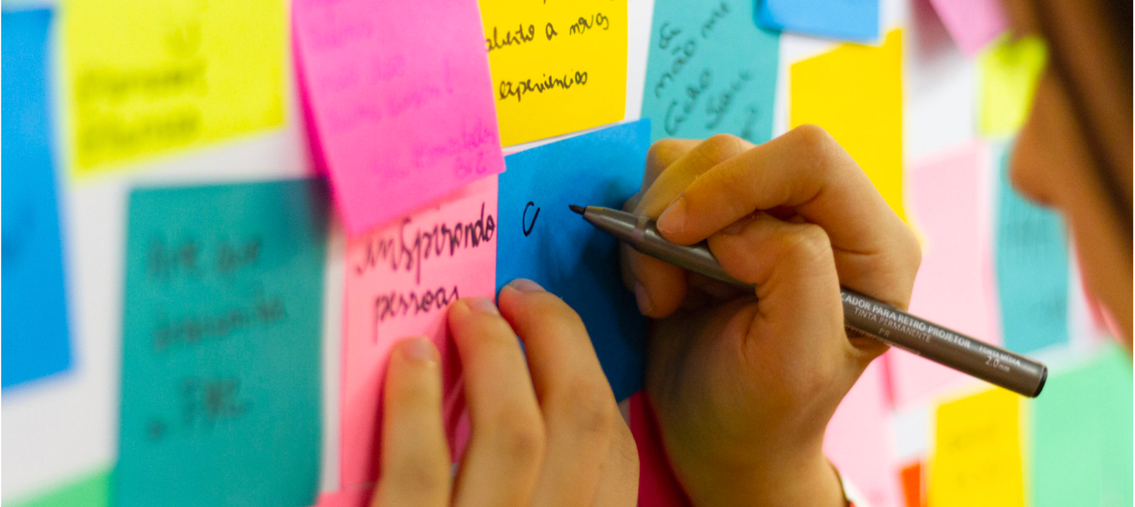 Bord vol met post its.