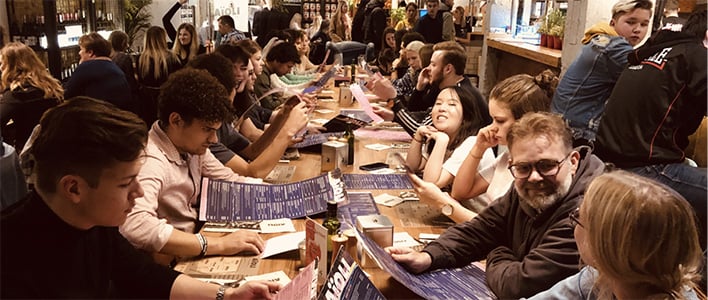 Restaurant dineren met een groep mensen in Warschau